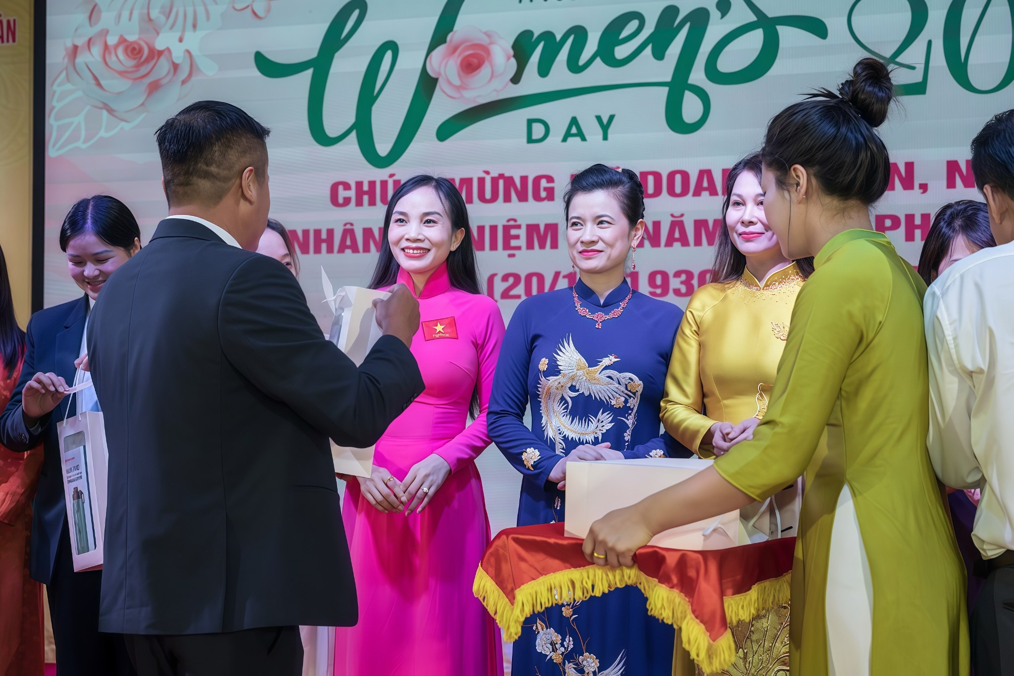 Nhận giải thưởng Women's Day